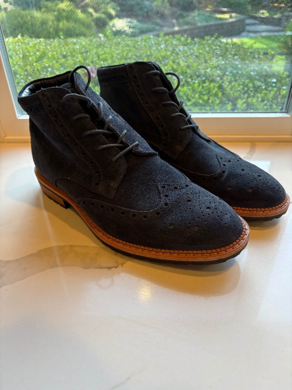 Ecco Men's Size 8 Navy Blue Wing Tip Boot.
